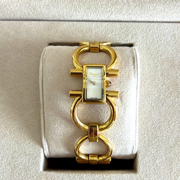 Ferragamo watch from the Double Gancini collection. Comes with box and dust bag - Picture 1 of 10